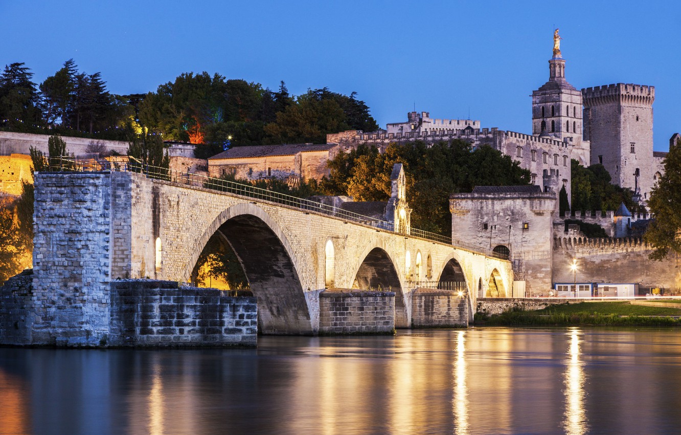 Discover the beautiful Avignon